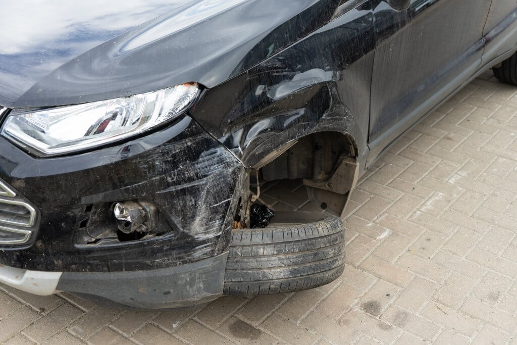 Ein schwarzes Auto mit stark beschädigter Front und abgerissenem Vorderrad, als Automatisch gespeicherter Entwurf markiert